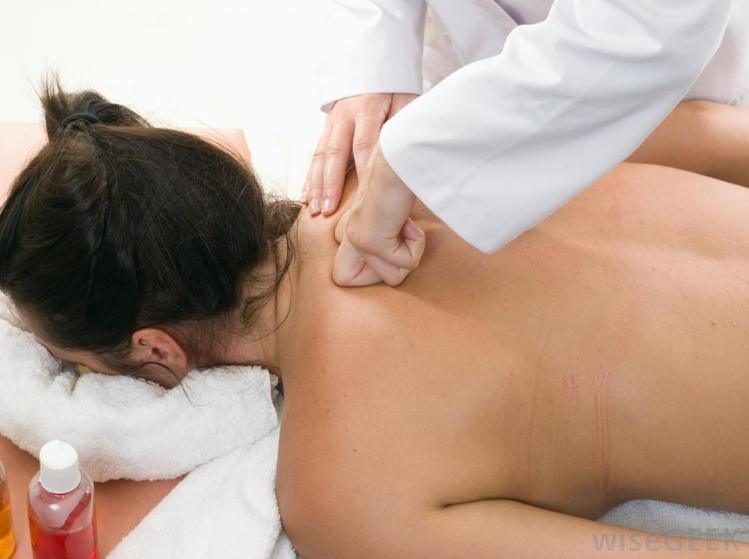 मालिश में दबाव का ख्याल care during massage after child delivery